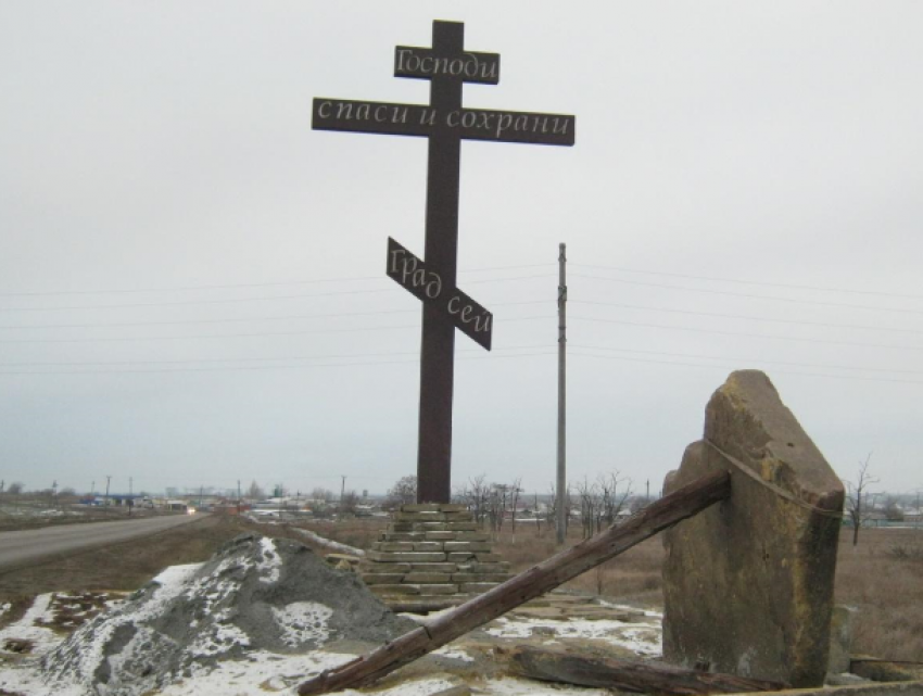 Украли бордюры с Поклонного Креста в Морозовске