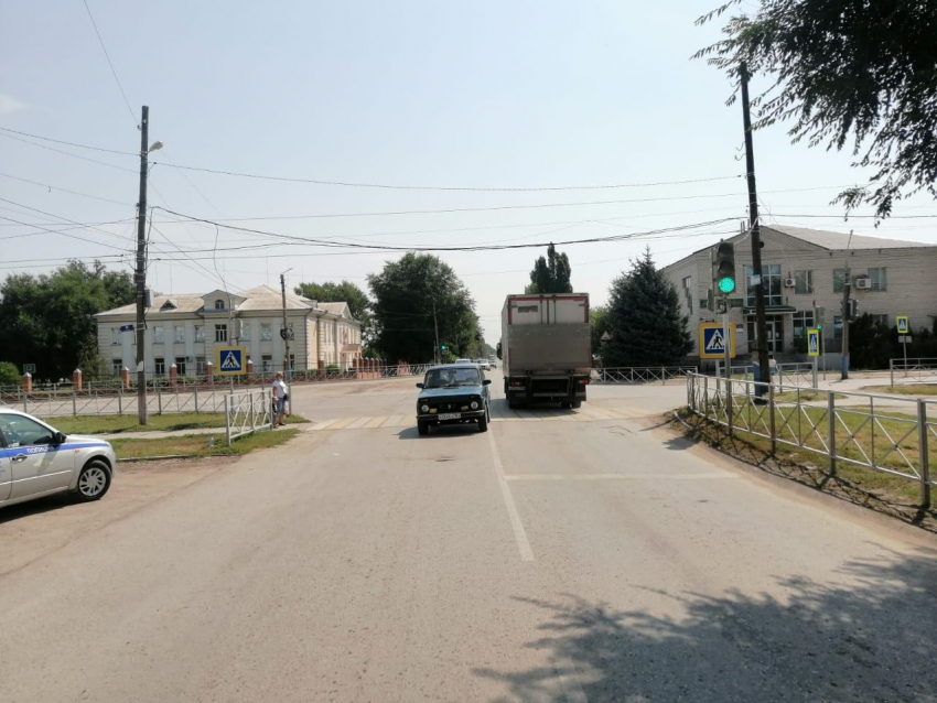 24-летнюю девушку-пешехода сбили на перекрестке улиц Кирова и Ворошилова в Морозовске 