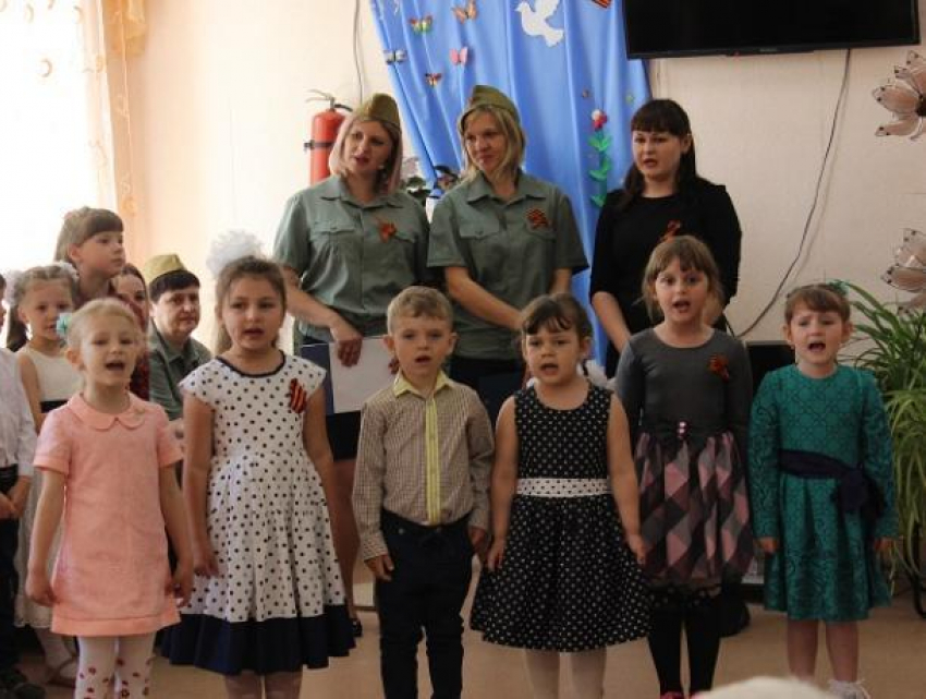 Воспитанники детского сада «СКАЗКА» поздравили с 73-ей годовщиной Великой Победы людей пожилого возраста и инвалидов