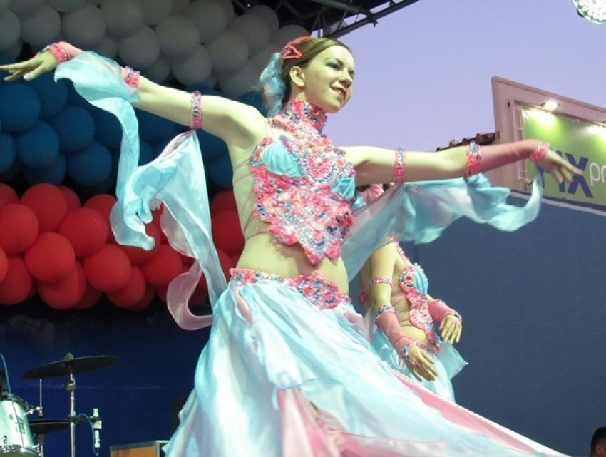 Фоторепортаж: Двойной праздник отметили в Морозовске с драйвовым концертом и танцами