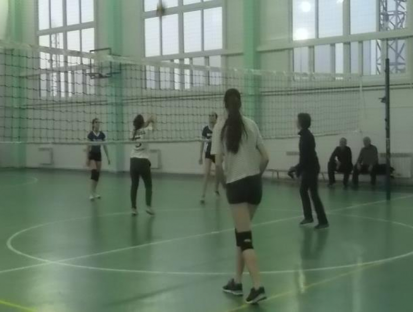 Точные подачи и красивые удары показали волейболистки на городских соревнованиях в Морозовске