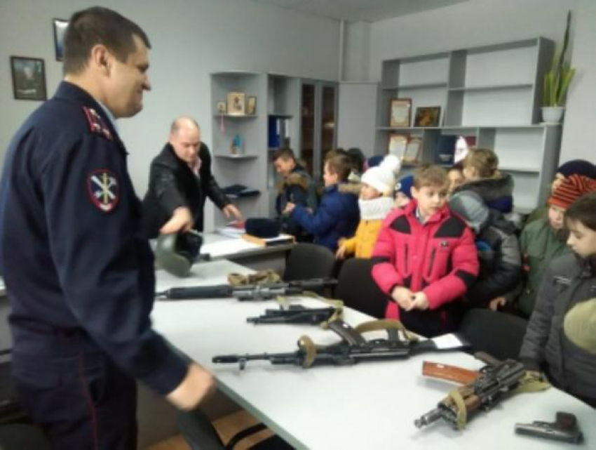 Ученики школы №1 совершили экскурсию в отделение полиции Морозовска