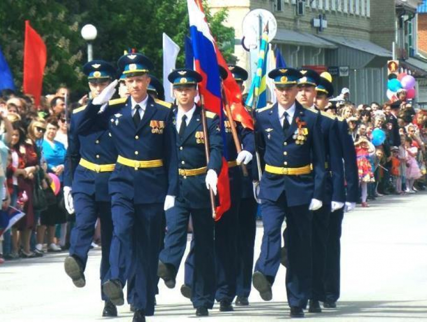 Красивый парад и большой «Бессмертный полк» прошли на главной площади Морозовска