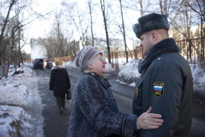 Морозовский участковый получил благодарственное письмо за чуткость и внимание к 88-летней женщине