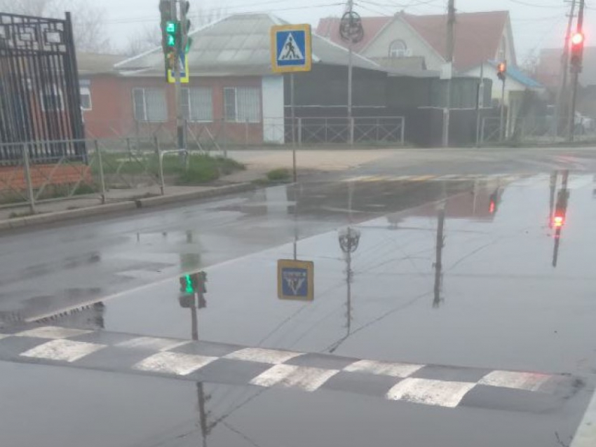 Канализационный коллапс в Морозовске: через лужи фекалий вынуждены пробираться дети