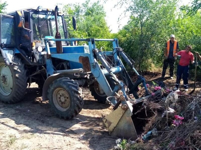 Более 160 тонн мусора вывезли с территорий Северного и Южного кладбищ Морозовска за последние четыре месяца