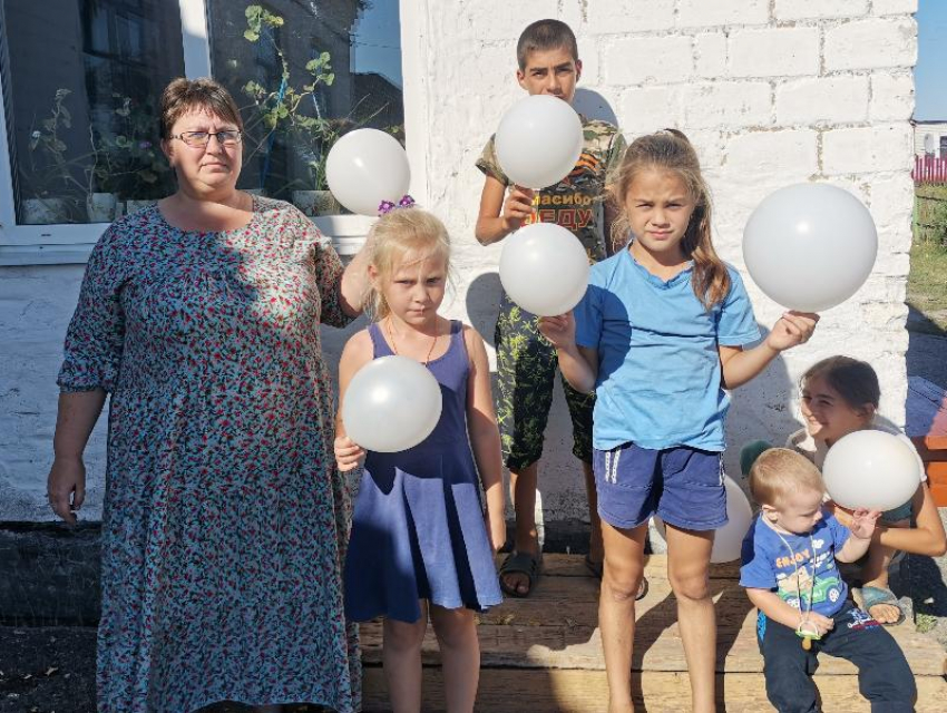 Как символ памяти о жертвах терроризма, в хуторе Сибирьки запустили в небо белые шары