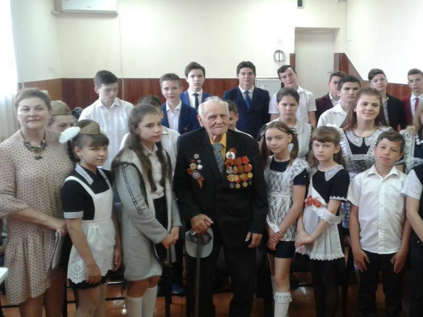 Ветеран Великой Отечественной войны встретился с учениками школы №4 накануне Дня Победы
