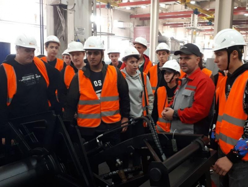 Студенты Морозовского агропромышленного техникума посетили производственные площадки ОА «Клевер»