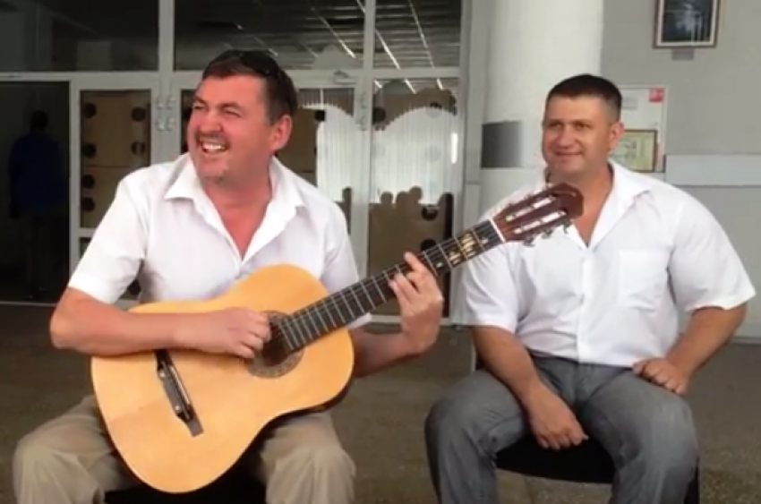 Директор Дома культуры Морозовска исполнил собственную песню «Спасибо деду за победу"