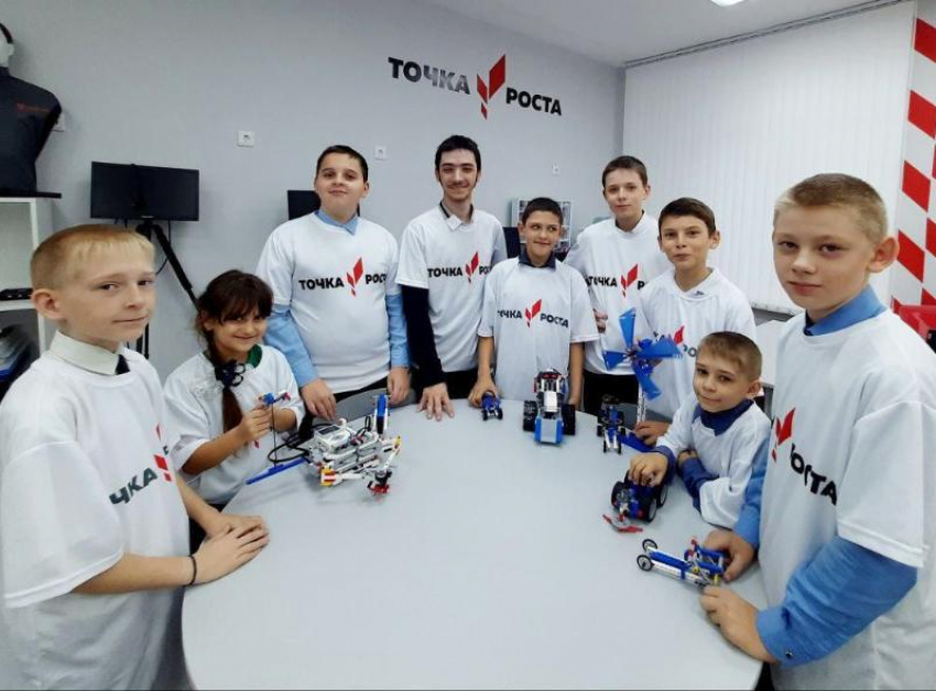 Ученики школы №4 в Морозовске представили своих роботов, над сборкой которых они трудились три месяца