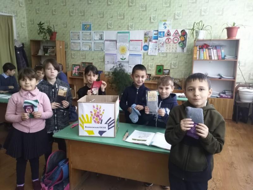 Ученики и педагогический коллектив Вишневской СОШ отправили подарки в Центр соцобслуживания Морозовского района