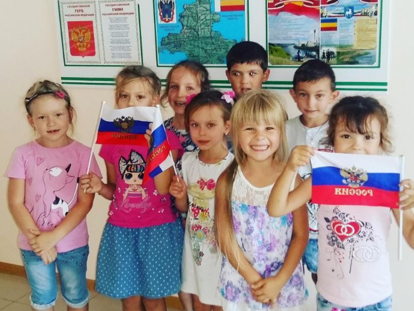 Белый, синий, красный: дошколят в Морозовске познакомили с историей российского триколора