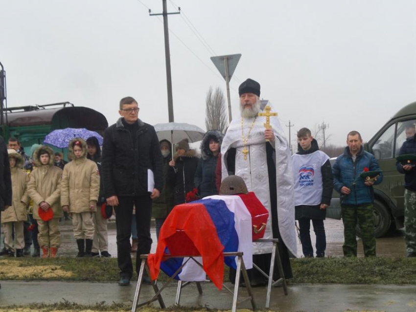 Останки солдата, павшего на полях сражений в 1943 году торжественно предали земле в Морозовске