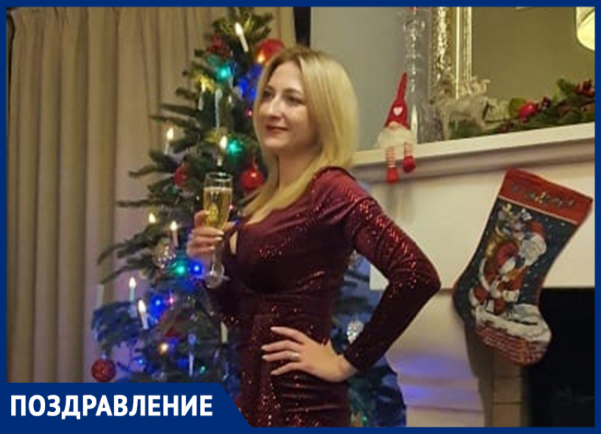 Елену Камышникову с Днем рождения поздравили родители и брат