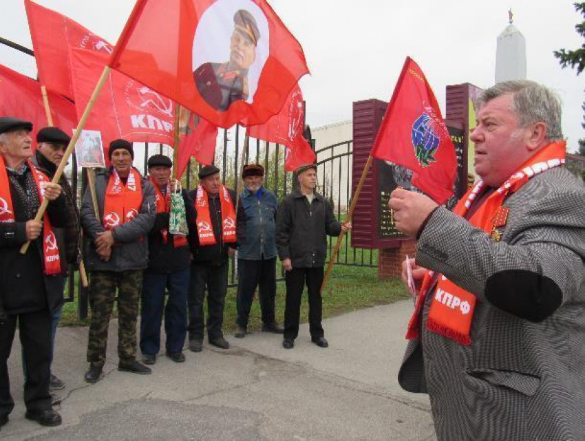 100-летие Великой Октябрьской революции коммунисты в Морозовске встретили митингом 
