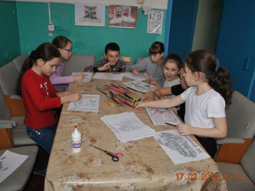 Выставку детского рисунка «23 февраля! С праздником мужчины!» подготовили в Доме культуры хутора Вишневка