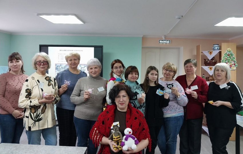 Очаровательных совушек, связанных участницами библиотечного мастер-класса, морозовчане смогут увидеть весной на выставке 