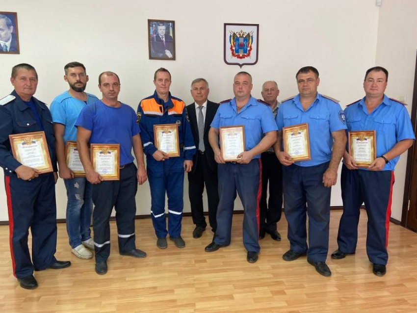 Глава администрации Морозовского района поблагодарил добровольцев за помощь в тушении пожаров в Каменском и Верхнедонском районах