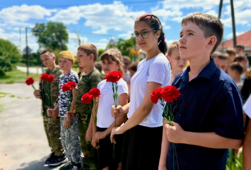 «Мы помним»: молодёжь Морозовского района почтила память героев в День памяти и скорби