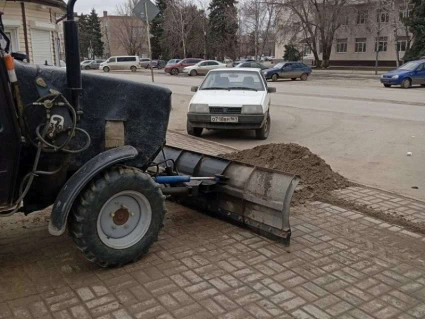 В Морозовске стартовала уборка тротуаров