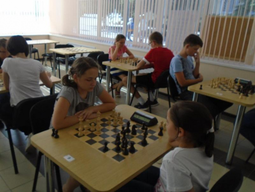 Сильнейшие юные шахматисты Морозовска вышли в полуфинал областного детско-юношеского Гран-при 