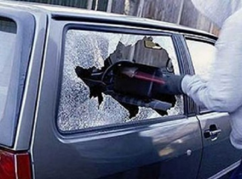 Бьют стекло и убегают: в Морозовске чаще стали происходить кражи из автомобилей