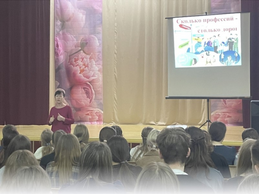 Летчик и филолог показали школьникам Морозовска два совершенно разных пути к успеху