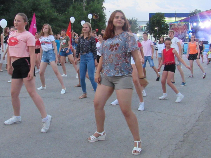 День молодежи в Морозовске ознаменовался большим флешмобом и серией эффектных шоу