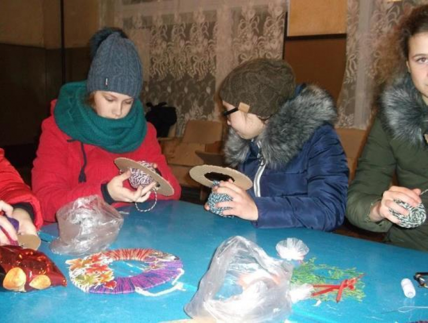 Кружок «Волшебная петелька» Старопетровского дома культуры учит всех желающих вязать и вышивать