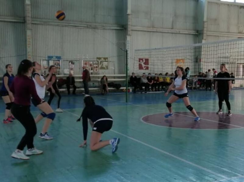 Волейболистки Морозовской ДЮСШ вырвали победу у команды школы №1