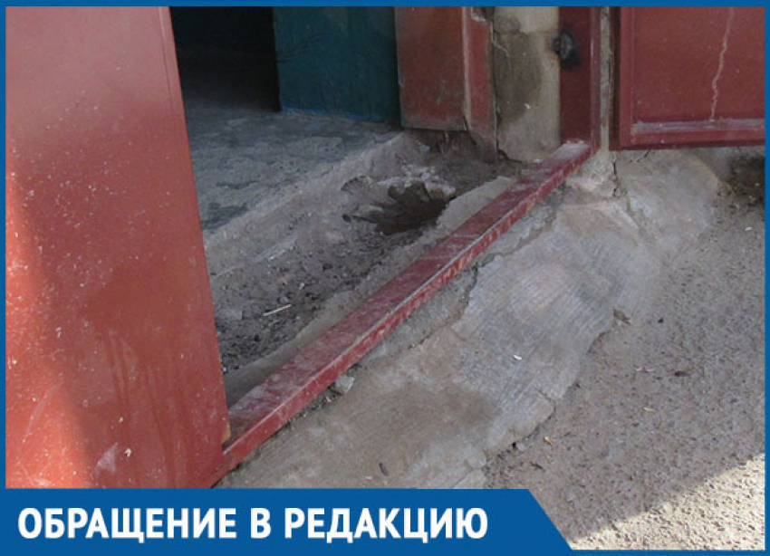 Жильцы дома на улице Руднева в Морозовске вынуждены ежедневно прыгать через яму при входе в подъезд
