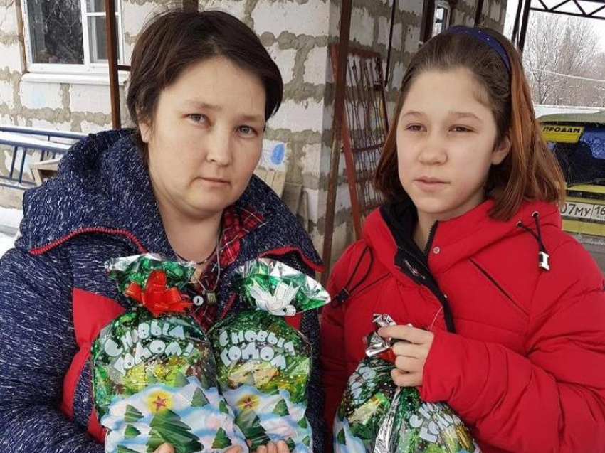 Ребята из многодетных семей получили новогодние подарки от администрации Морозовского городского поселения