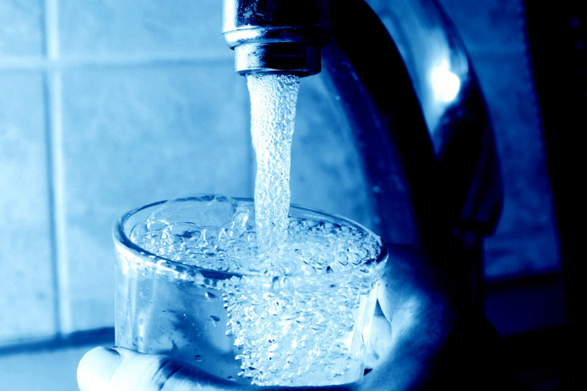 Не соответствует сразу трем критериям: «Питьевую» воду в Морозовском районе проверили эксперты