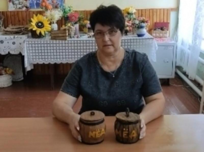 Мастер-класс «Бочонок мёда» провели к празднованию Медового Спаса в Вишневском сельском клубе