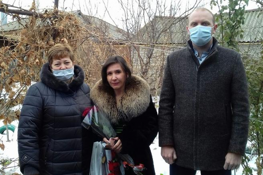 Многодетных матерей города Морозовска поздравили цветами и подарками