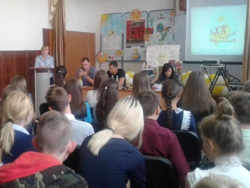 Подростки двух школ Морозовска встретились с антинаркотической комиссией