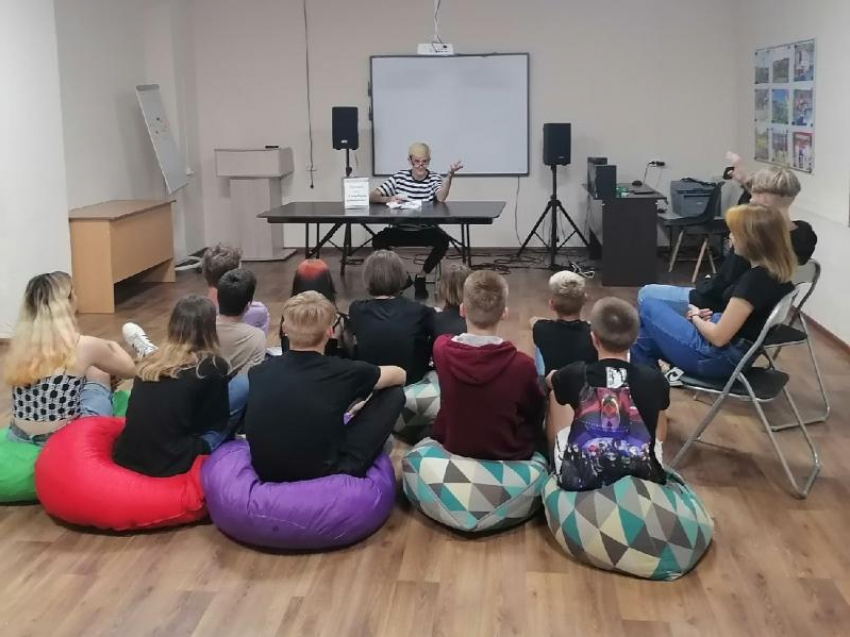 Кружок психологической поддержки «Я хочу быть услышанным» провели для подростков в Морозовском ММЦ