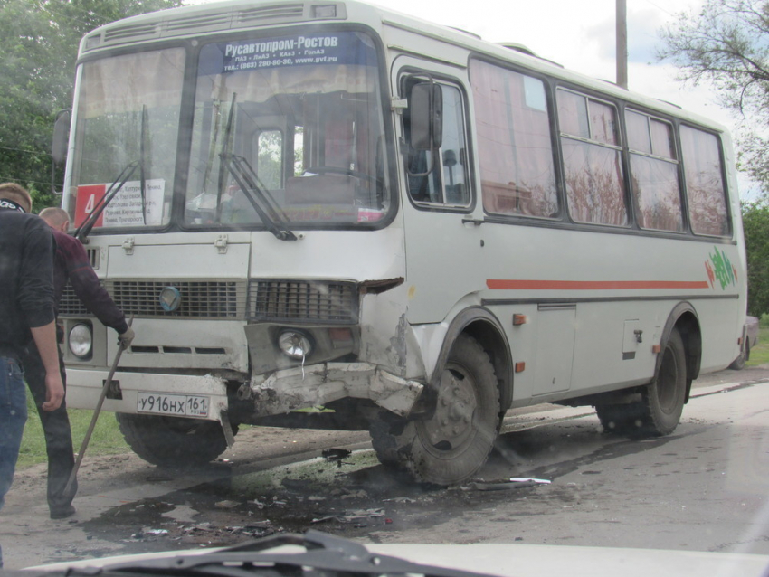 ДТП в Морозовске 4 мая: в городской автобус врезался ВАЗ21130