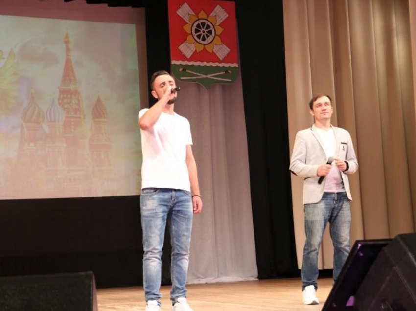 Артисты Морозовского районного дома культуры выступили в поддержку ребят, призванных по частичной мобилизации