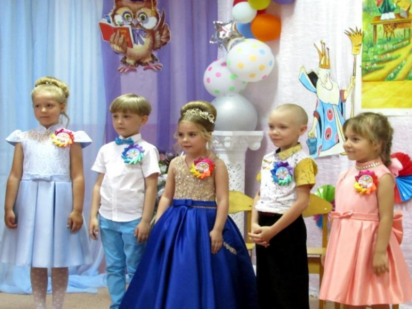 Вальс выпускников исполнили будущие школьники на балу в детском саду №3 в Морозовске