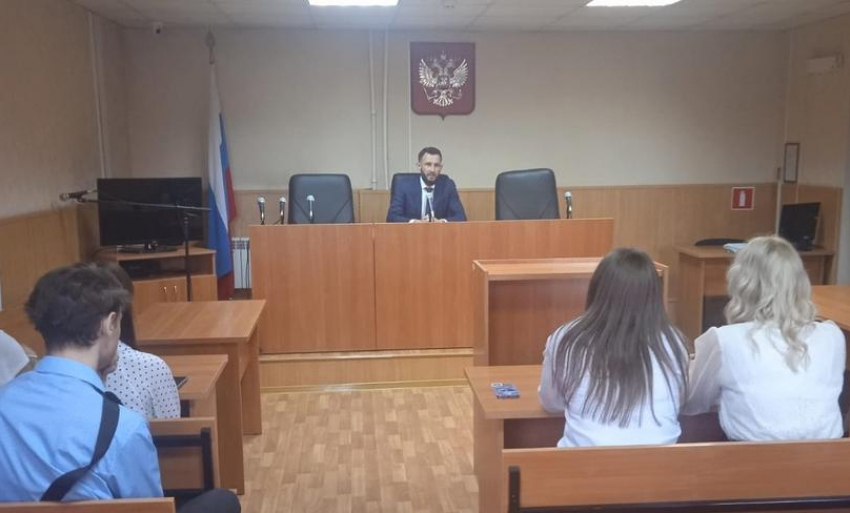 Студенты Морозовского агропромышленного техникума побывали на экскурсии в районном суде