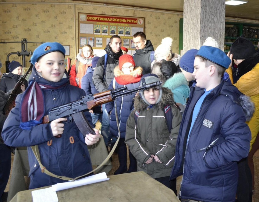 Настоящее боевое оружие подержали в руках юнармейцы Морозовска в гостях у авиационного полка
