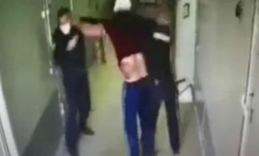 Морозовчанин, избивший полицейских в изоляторе временного содержания, предстанет перед судом