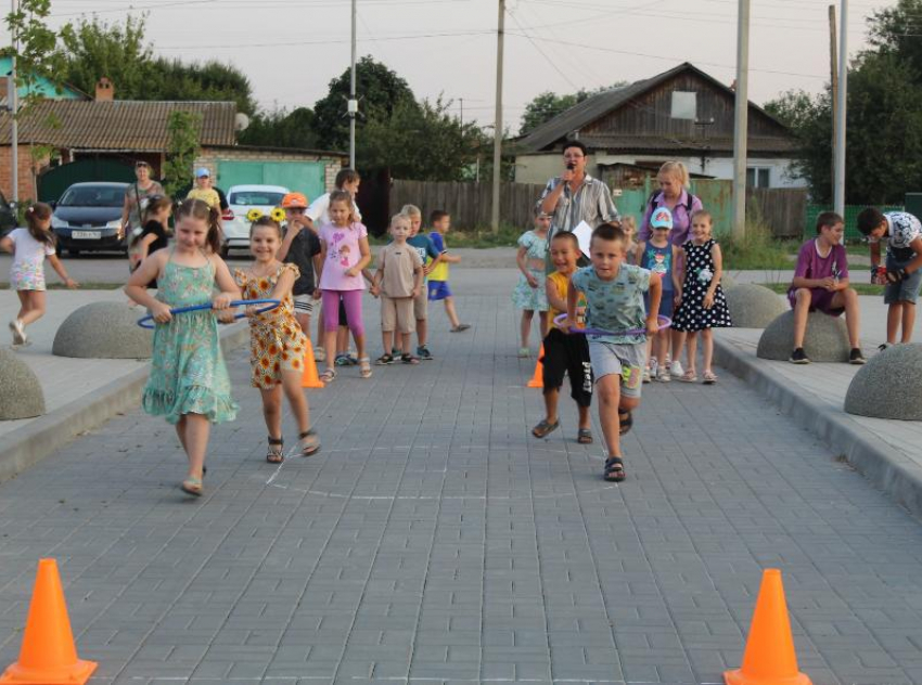 Детский праздник «Игры народов России» прошел около храма  Рождества Пресвятой Богородицы в Морозовске