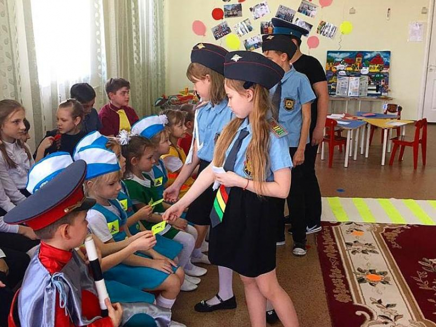 Познавательную викторину на знание ПДД провели педагоги и отряд ЮИД в детском саду «Сказка"