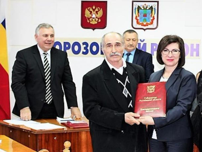 Тренера морозовской спортивной школы Али Гаджиевича Кудуева наградили от имени губернатора