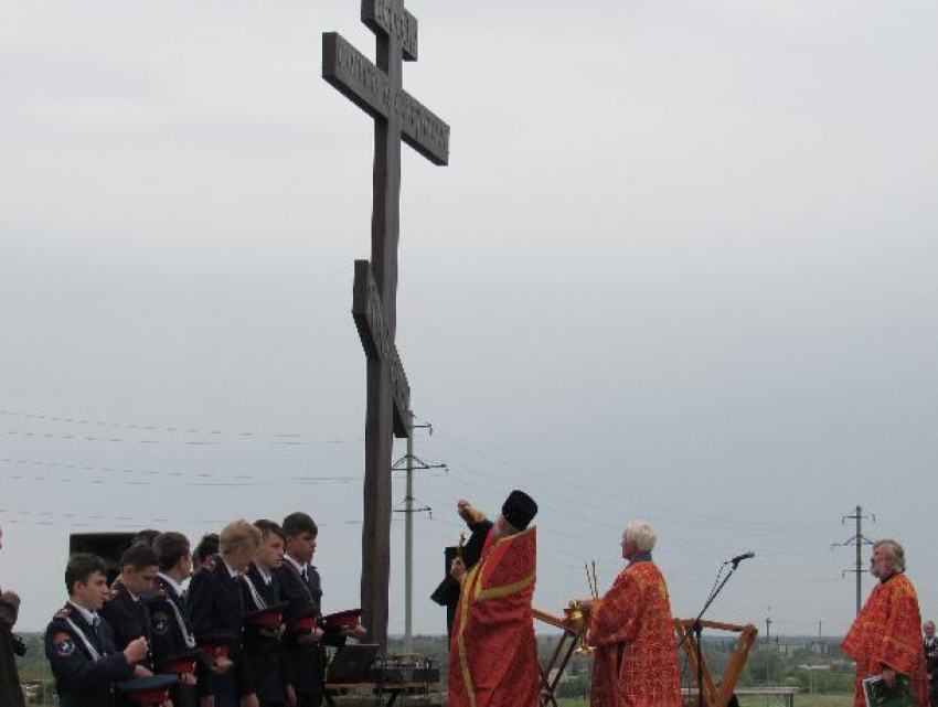 Установленный казаками поклонный крест торжественно освятили в Морозовске