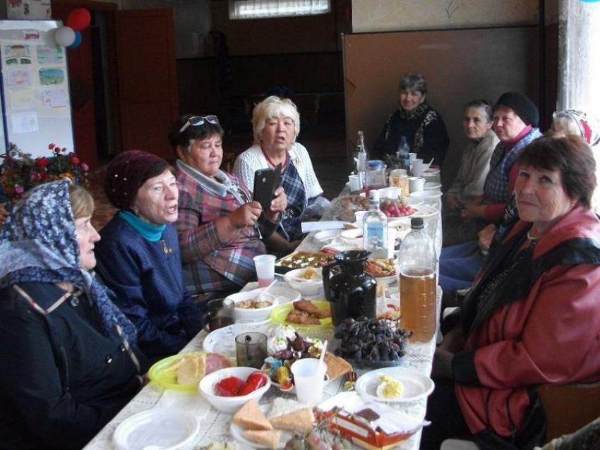 Душевно, весело, за праздничными столами отметили День пожилого человека в хуторе Старо-Петровском