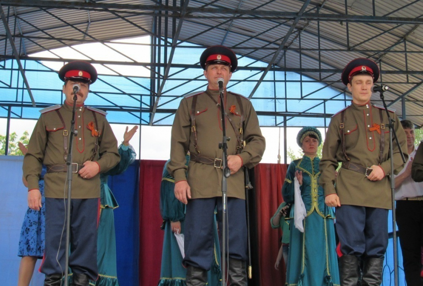 На площади Морозовска 6 мая собралось более 1000 человек для исполнения песни «День Победы"